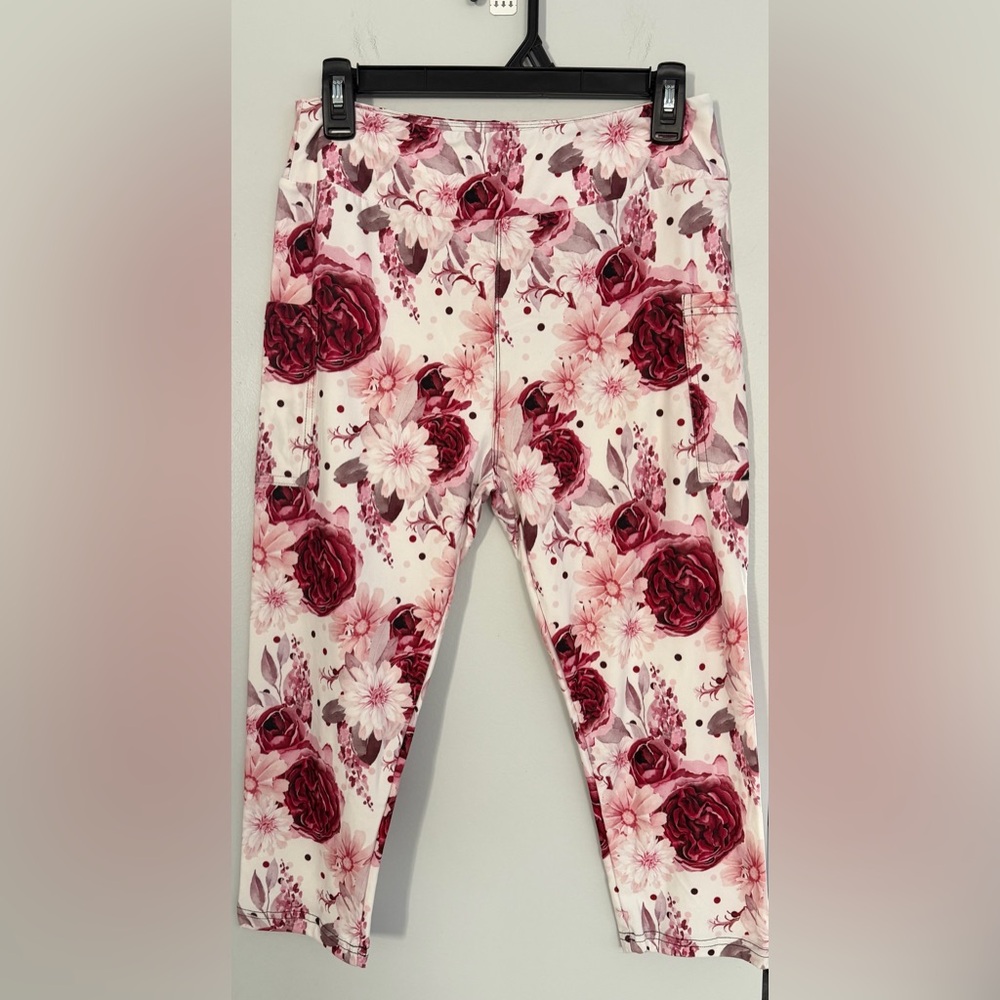 Brylah Fashions Woman’s Floral Capri’s NWT
Waist 14” Inseam 19”